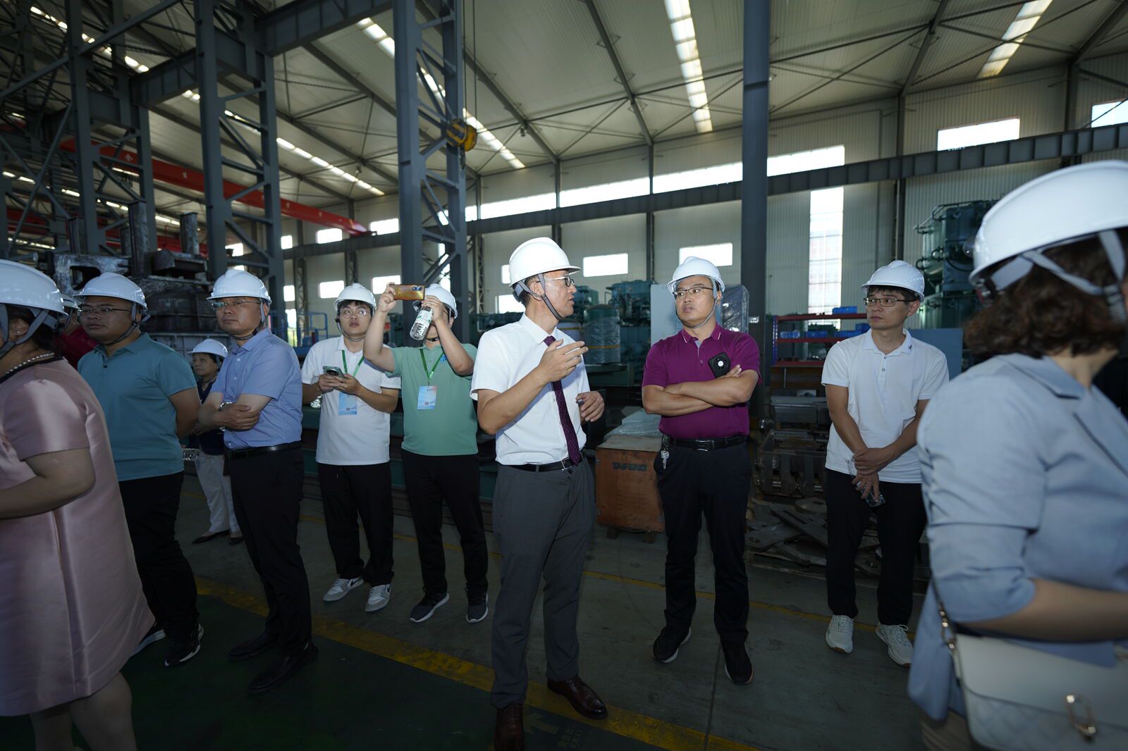 2024年（第十六屆）中國鋁用炭素年會暨碳材料發(fā)展論壇嘉賓蒞臨山東華鵬重工有限公司參觀指導(dǎo)